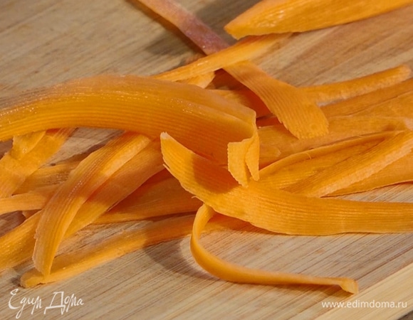 Морковь нарезать с помощью овощерезки.