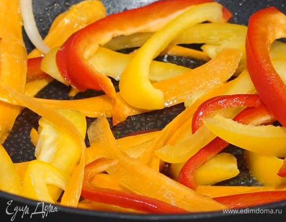 Добавить перец, обжарить 1–2 минуты.