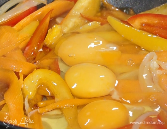 Добавить соевый соус и яйца, смешать с овощами.