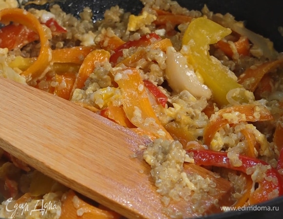 Когда яйца будут почти готовы, соединить их с отваренным киноа. Перемешать.