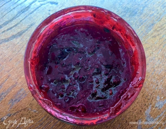 Смородину перебить в блендере с сахаром.