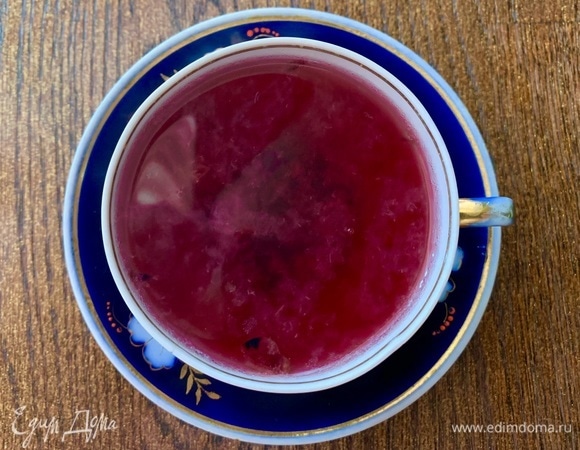 Воду вскипятить, залить в заварник, добавить смородину по вкусу.