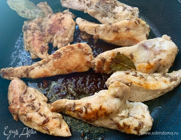 Разогреть сковородку, добавить оливковое масло, лавровый лист, тмин. Нарезать филе и положить в сковороду, посолить, поперчить, обжарить с обеих сторон по 5–7 минут до румяной корочки.