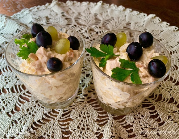 Выложить порционно, украсить виноградом. Также этот салат можно класть на поджаренный ломтик хлеба, натерев его чесночком. Очень вкусное сочетание.