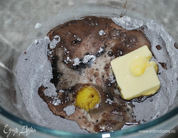 Добавим яйцо, растительное и сливочное масло, молоко.