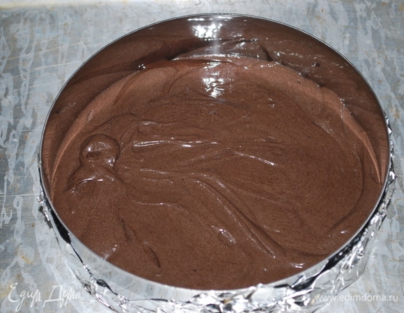 Тесто выливаем в кольцо (кольцо предварительно обернуть фольгой) и выпекаем в разогретой духовке 30–35 минут при температуре 170°C до готовности. Размер кольца — 18 см.