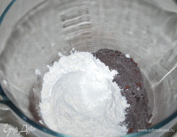 Сделаем тесто с фисташками. Соединим все сухие ингредиенты.