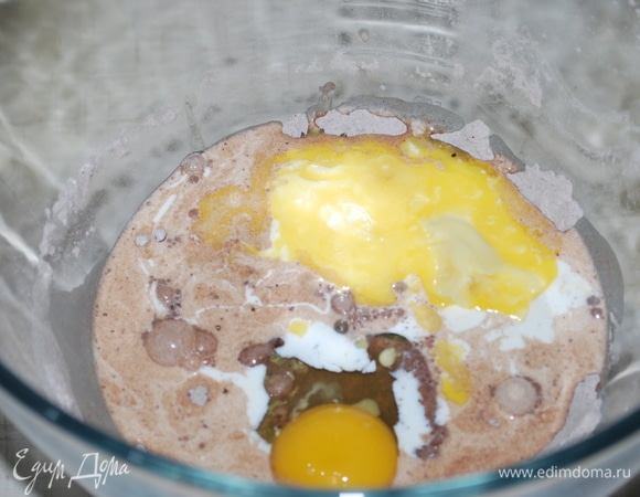 Добавим яйцо, масло, сливки.