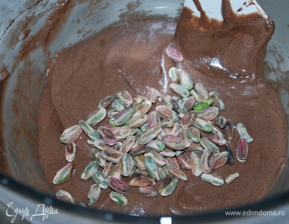 Тесто перемешиваем в течение 2–3 минут. Добавляем фисташки.