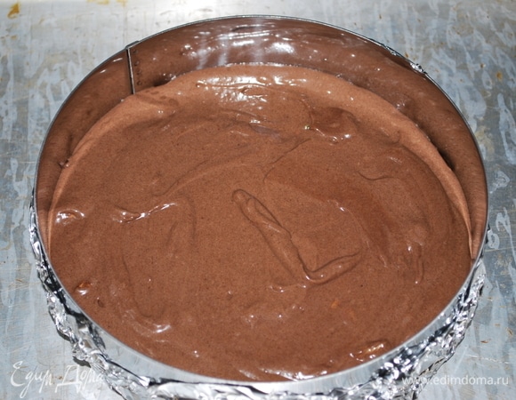 Выпекаем в разогретой духовке при температуре 170°C в течение 30–35 минут до готовности.