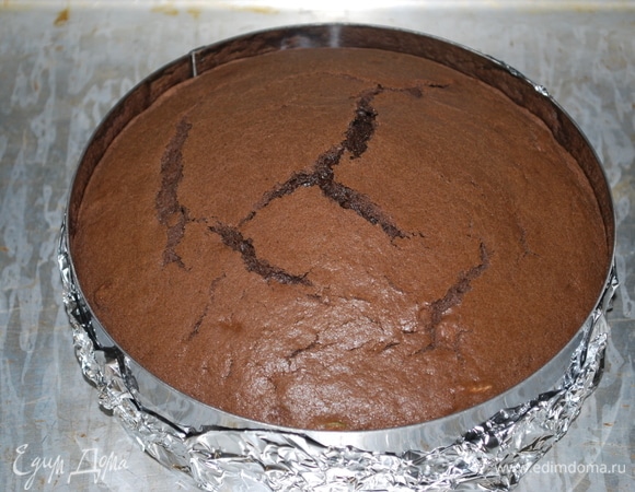 Испеченным коржам дадим остыть. Завернем их в пищевую пленку и уберем в холодильник на 8–10 часов. Я убрала на ночь.