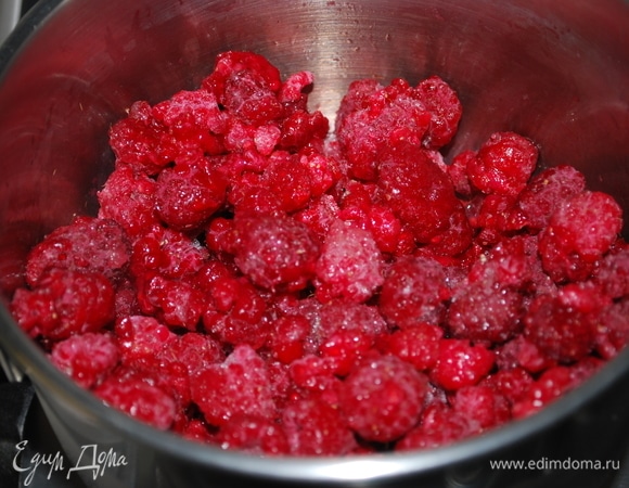 Сделаем малиновый слой. В сотейник с малиной добавим воду и прогреем до мягкости малины, 3–4 минуты.