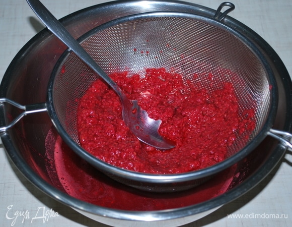 Удалим косточки из малины. Готового пюре без косточек у меня получилось 260 г.