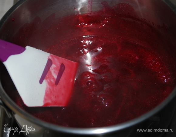 В малиновое пюре без косточек добавим пектин с сахаром и проварим все вместе до загустения, примерно 4–5 минут. Выльем малиновое пюре в форму, после остывания уберем в холод для застывания. Я это сделала на ночь. Можно малиновый слой разделить на две части, будет два тонких слоя.