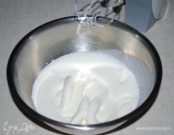 Сделаем крем. Холодные сливки и сливочный сыр взбить при помощи миксера.