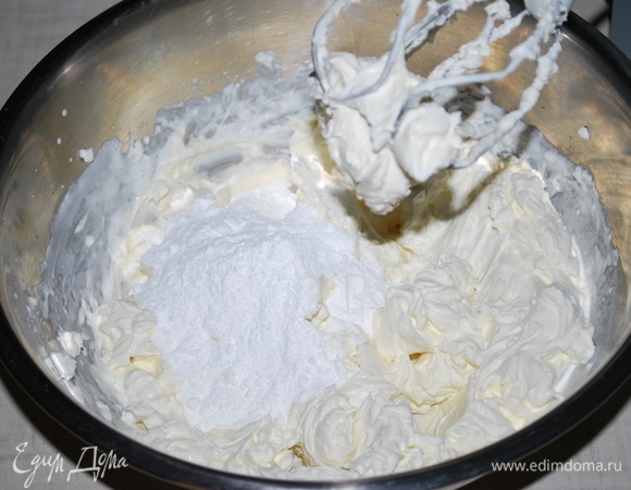 Добавим сахарную пудру.