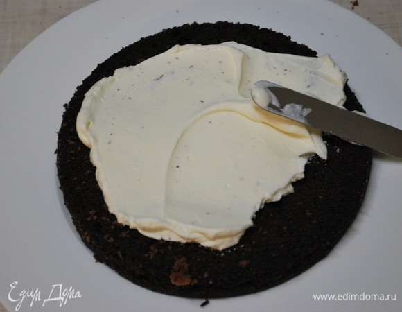 Коржи промажем кремом.