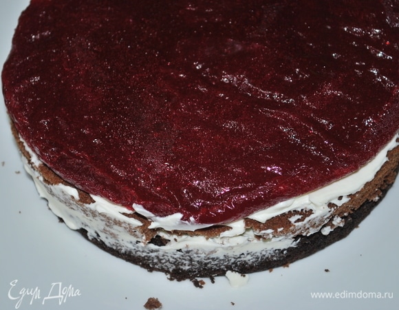 В середину торта добавим малиновый слой.