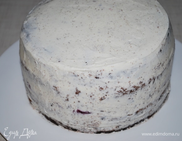 Украсим торт по своему вкусу. Я украсила шоколадом и фисташками.