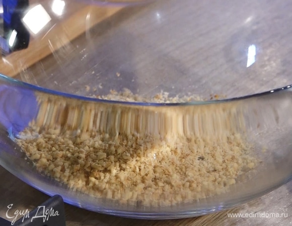 Орехи измельчить в блендере до состояния крупной крошки.