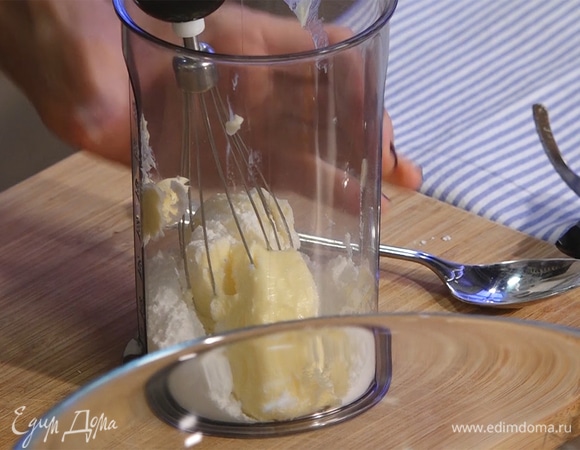 В размягченное масло добавить сахарную пудру, взбить миксером на небольшой скорости.
