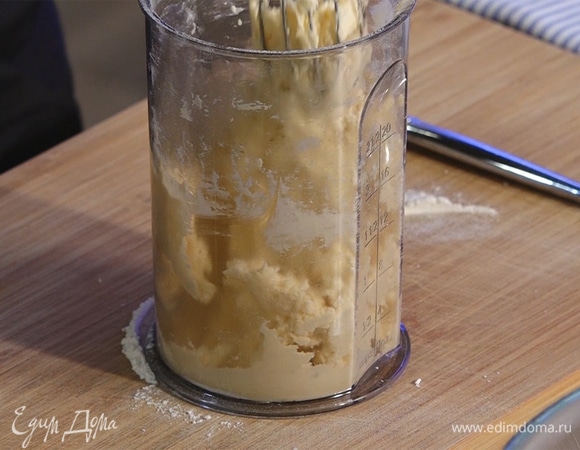 Всыпать 1 столовую ложку муки, добавить экстракт ванили, разрыхлитель, посолить. Все взбить.