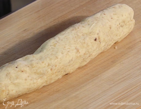 Тесту придать форму колбаски, завернуть в пищевую пленку и убрать в морозильник на 10–15 минут.