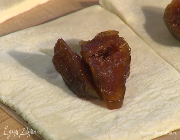 Инжир разрезать пополам, выложить на четыре слойки по 1 плоду.