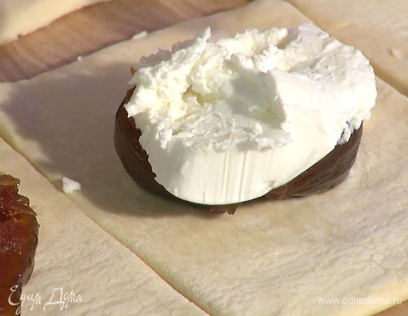 Сверху на инжир выложить сыр.