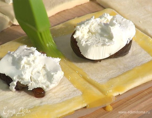 Яичной смесью промазать края всех слоек.