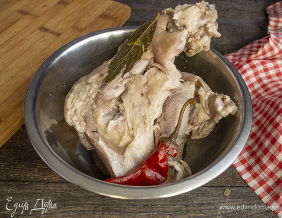 Варим рульку до готовности. Совет начинающим: покупаем мясо вечером, кладем в большую кастрюлю, добавляем лавровый лист, перчик чили, луковицу, пару зубчиков чеснока, перец, соль (чуть больше, чем для обычного бульона). Наливаем холодную воду. Варим на тихом огне примерно 2 часа, в это время закрываем кухню, включаем вытяжку и занимаемся своими делами, никакого дополнительного участия варка не требует. Затем выключаем плиту, оставляем мясо в бульоне до утра, пусть остывает постепенно.