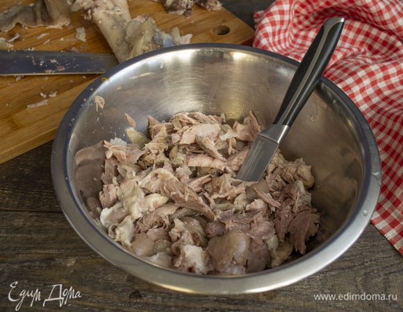 Разбираем мясо на волокна или нарезаем. Кожу тоже режем тонкими полосками, но если эта часть свиной ноги вам не по вкусу, то можно угостить кого-нибудь из домашних питомцев.