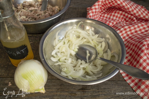 Сладкий салатный или белый лук режем тонкими полукольцами, кладем в миску, поливаем яблочным уксусом. Чтобы лук быстро пропитался уксусом, его лучше помять руками.