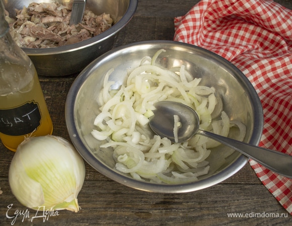 Сладкий салатный или белый лук режем тонкими полукольцами, кладем в миску, поливаем яблочным уксусом. Чтобы лук быстро пропитался уксусом, его лучше помять руками.