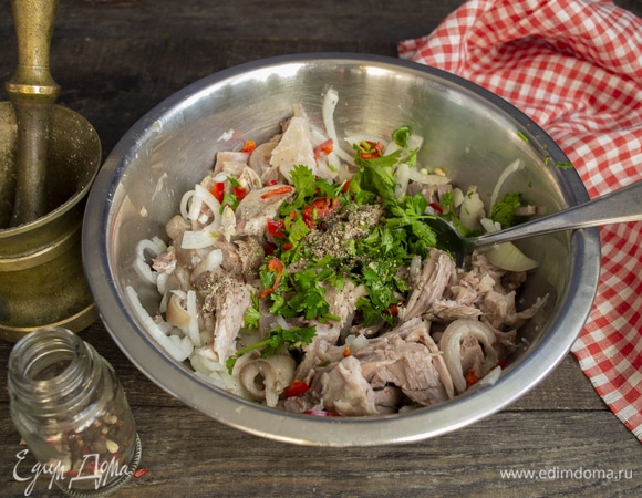 Приправляем мелко нарезанными петрушкой и кинзой. Добавляем свежесмолотый перец.