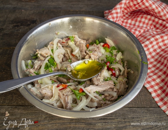 Добавляем подсолнечное масло, можно нерафинированное, то, что семечками пахнет, получится очень по-деревенски.