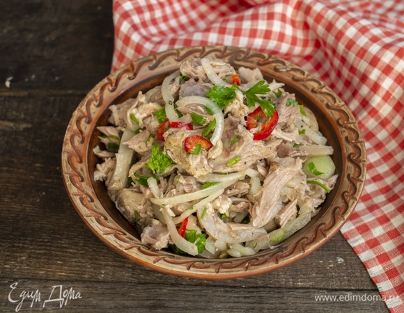 Оставляем салатик в холодильнике на несколько часов, чтобы остыл, пропитался. К этому блюду советую натереть чесноком горбушку свежего ржаного хлеба. Приятного аппетита!