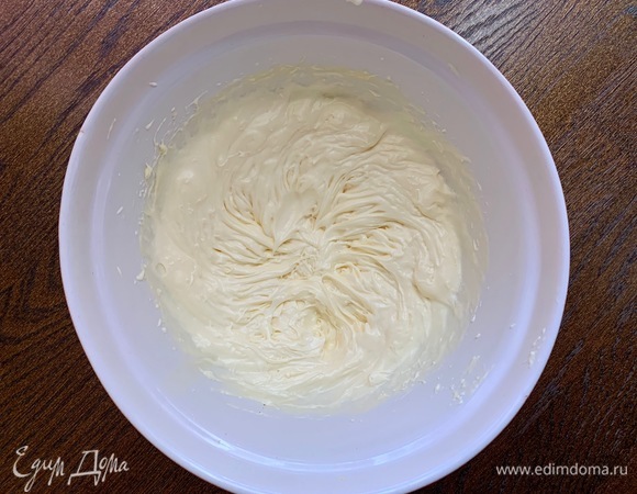 Масло взбить со сгущенкой до пышной массы. Печенье измельчить в блендере в крошку.