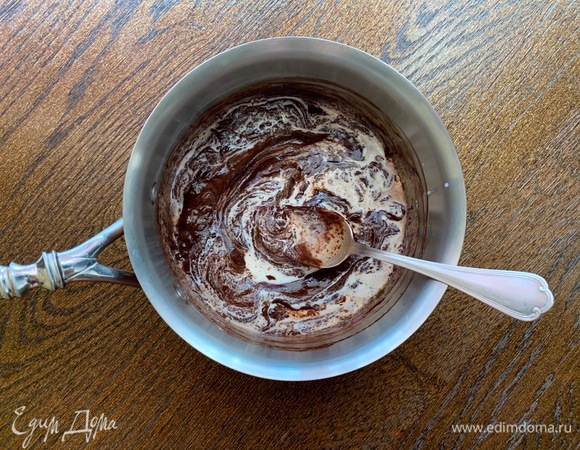Сливки налить в сотейник, добавить шоколад, растопить на водяной бане.