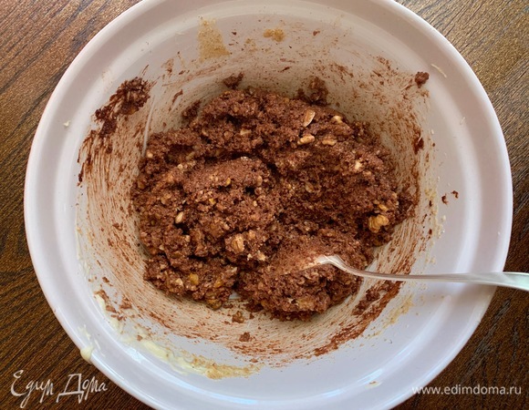 Соединить измельченное печенье с шоколадом, масляным кремом. Хорошо перемешать, добавить орехи, ложку эспрессо.