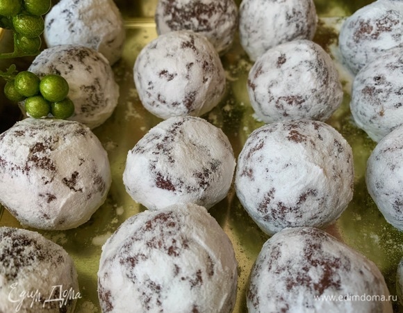 Скатать шарики, обвалять их в сахарной пудре.