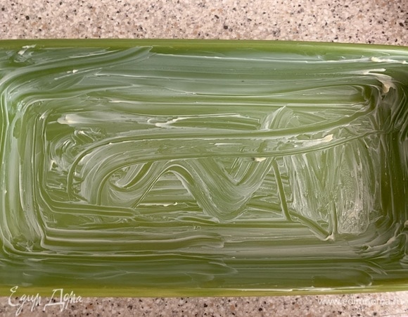 Духовку разогреваю до 180°C. Форму смазываю маслом.