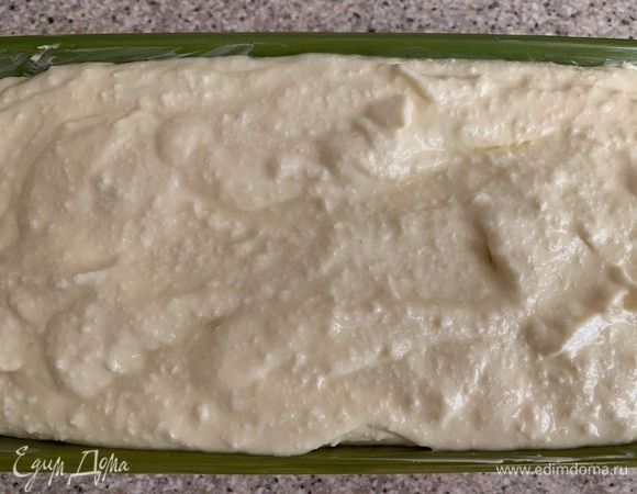 Вливаю творожно-сырную массу в форму. Ставлю выпекаться на 30–40 минут. Время приготовления зависит от возможностей вашей духовки.