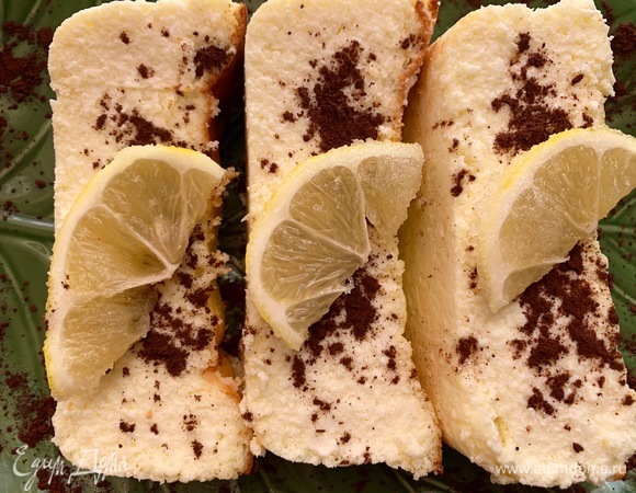 Вынимаю из духовки. Нарезаю на порционные кусочки. По желанию сверху положите дольки лимона в сахаре.