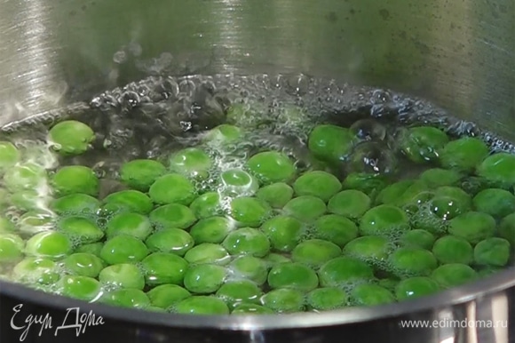 Зеленый горошек предварительно разморозить. Бланшировать в кипятке в течение 2–3 минут, затем промыть холодной водой.
