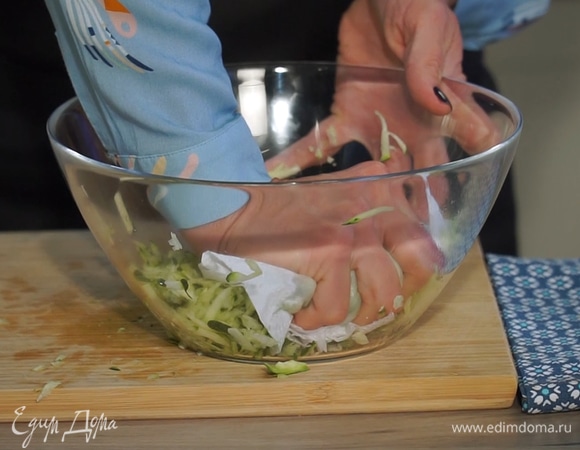 На крупной терке натереть цукини. С помощью бумажных полотенец отжать нарезку, чтобы убрать лишнюю жидкость.    