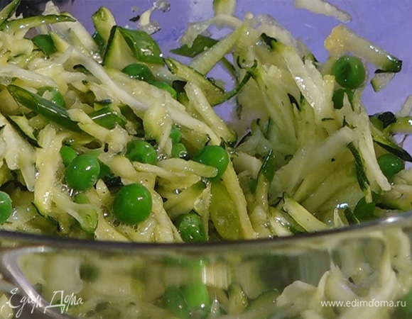 Добавить яйцо, муку, посолить, поперчить. Все перемешать.