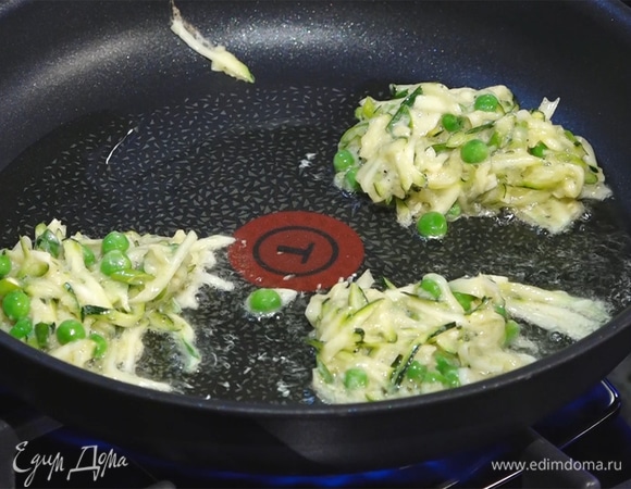 Разогреть сковороду, добавить масло, выложить блинчики. Обжаривать до готовности с обеих сторон.