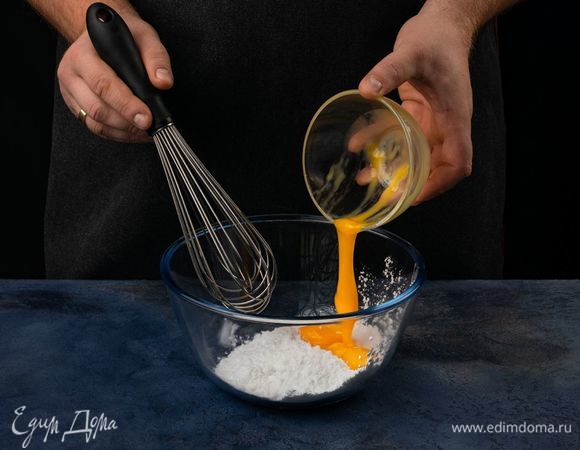 Разотрите желтки с сахарной пудрой.