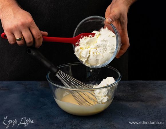 В растертые желтки добавьте сыр маркарпоне и ложечку коньяка, перемешайте.